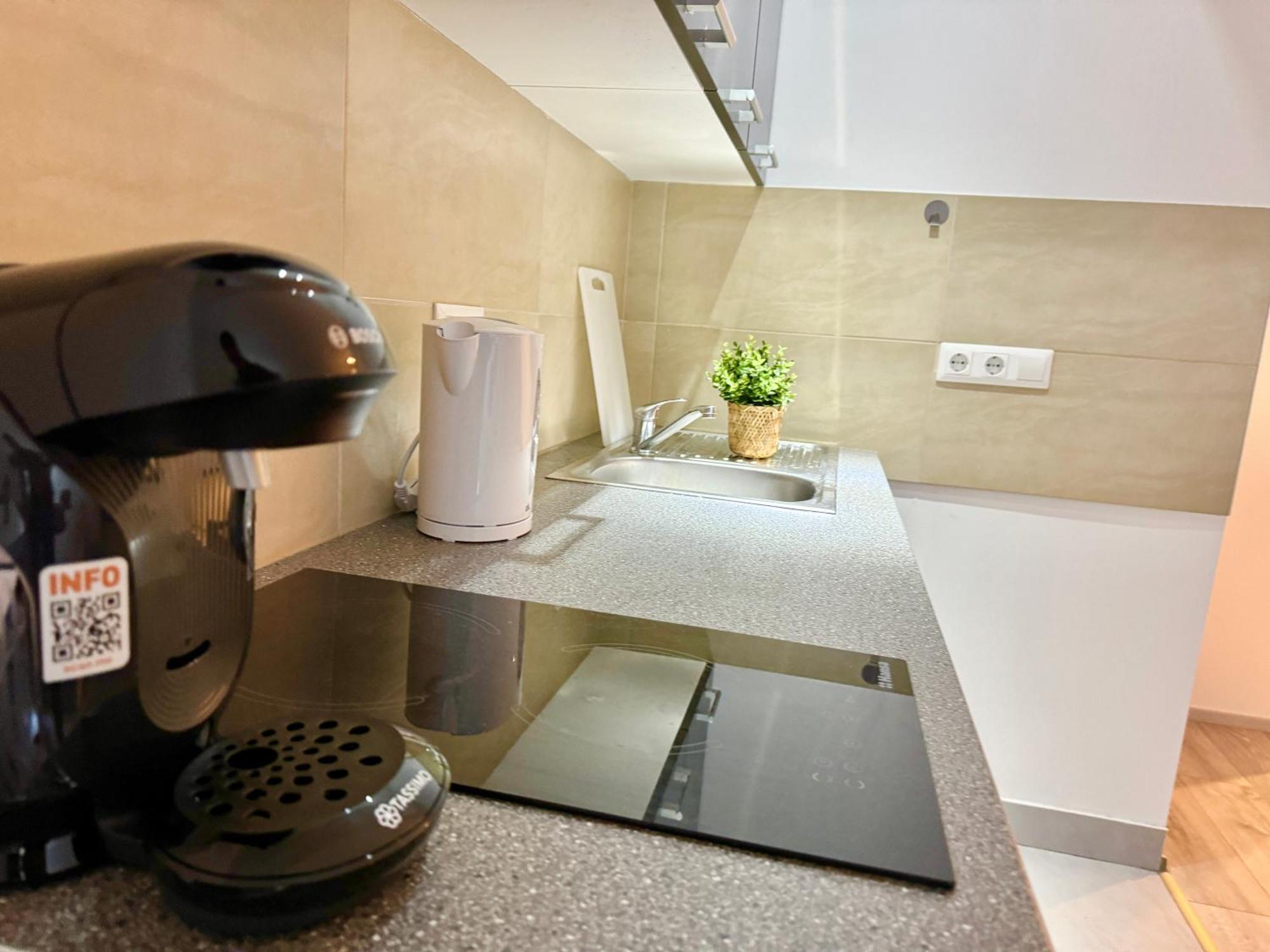 Stylish Schonbrunn Apartments With Free Parking Vienna Esterno foto